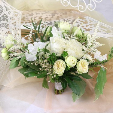 Белый свадебный букет из пионов и роз в стиле рустик