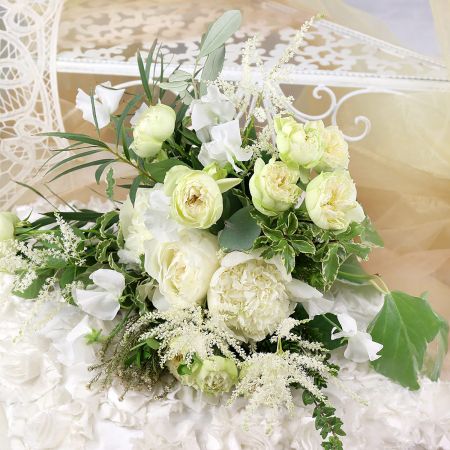 Белый свадебный букет из пионов и роз в стиле рустик