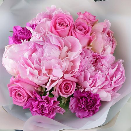 Букет розовый из пионов и роз