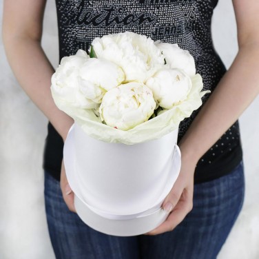 7 белых пионов в шляпной коробке