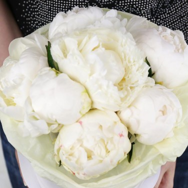 7 белых пионов в шляпной коробке