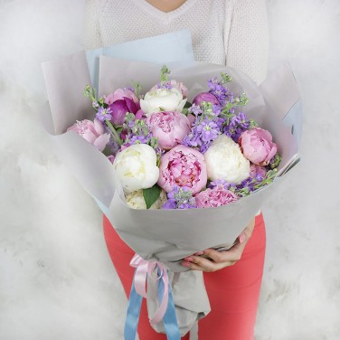 Букет из белых и розовых пионов