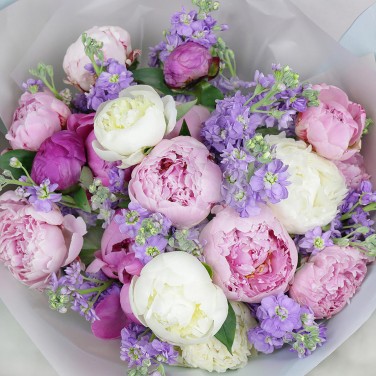 Букет из белых и розовых пионов