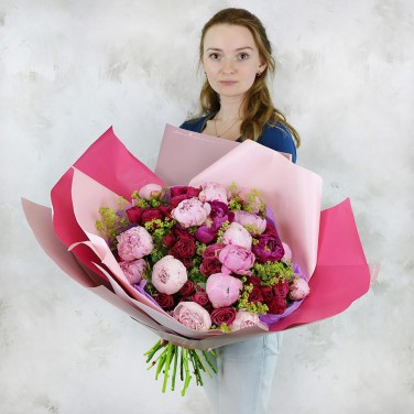 Букет из розовых пионов и красных кустовых роз