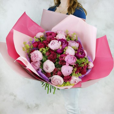 Букет из розовых пионов и красных кустовых роз