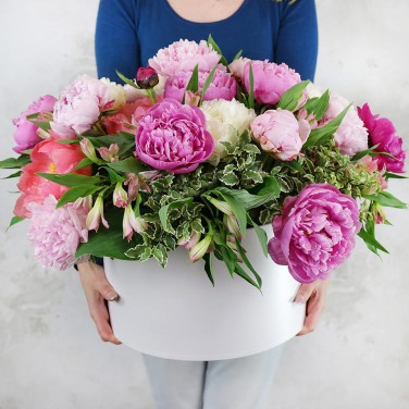 Красивая композиция с пионами в шляпной коробке