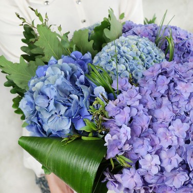 Шляпная коробка с синей и фиолетовой гортензией