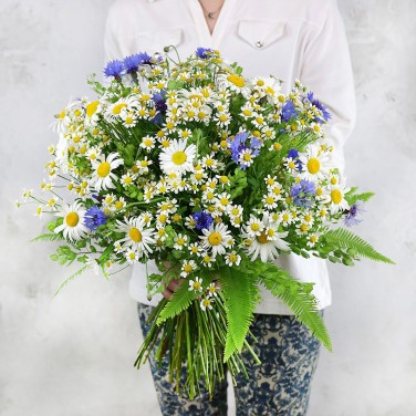 Летний букет из ромашек и васильков