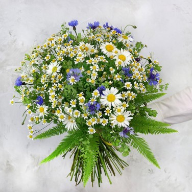Летний букет из ромашек и васильков