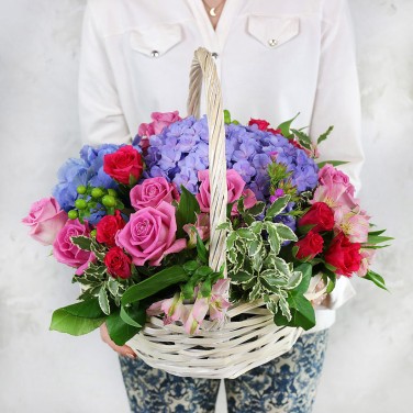 Синяя гортензия и малиновые розы в корзине