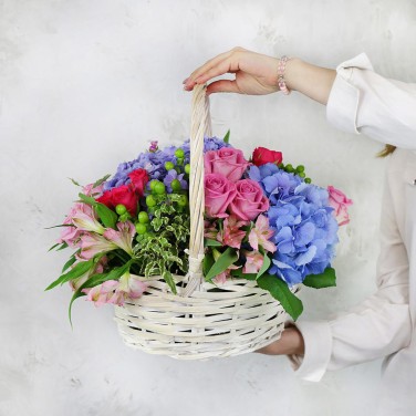 Синяя гортензия и малиновые розы в корзине
