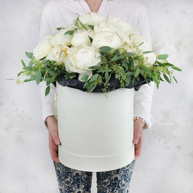 Белые пионы с эвкалиптом в шляпной коробке
