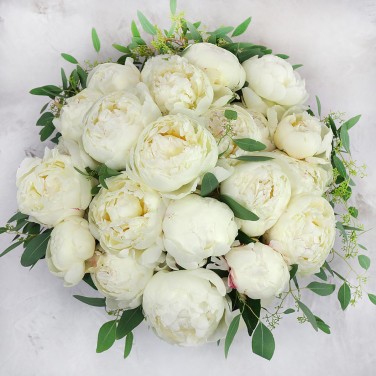 Белые пионы с эвкалиптом в шляпной коробке