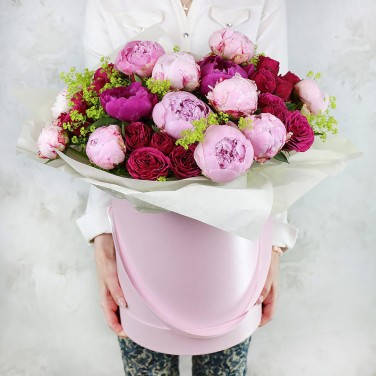 Букет в коробке из пионов и пионовидной кустовой розы