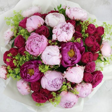 Букет в коробке из пионов и пионовидной кустовой розы