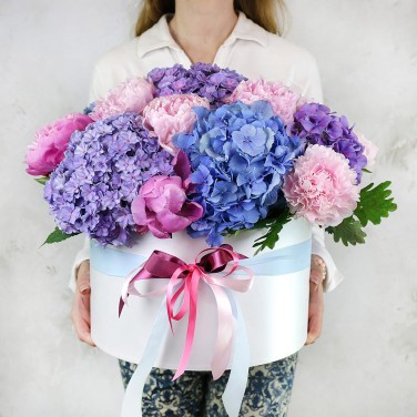 Пионы и синяя гортензия в шляпной коробке