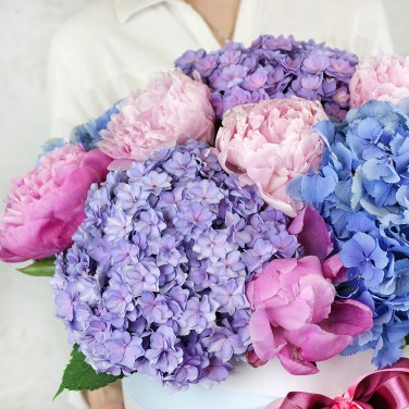 Пионы и синяя гортензия в шляпной коробке