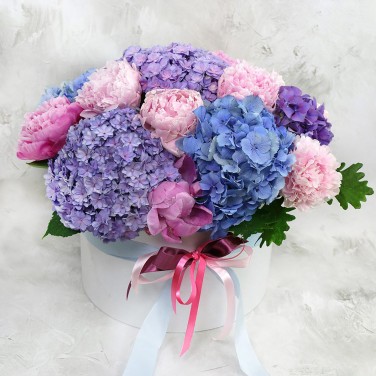 Пионы и синяя гортензия в шляпной коробке