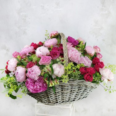 Красивая корзина с пионами