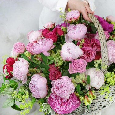 Красивая корзина с пионами