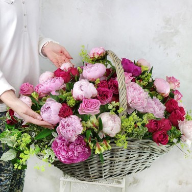 Красивая корзина с пионами