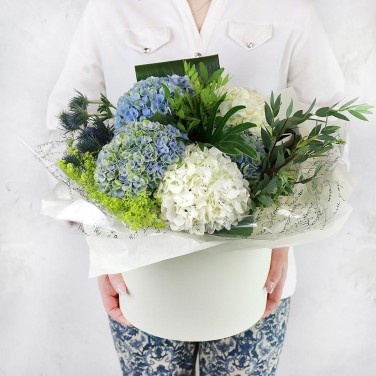 Большая шляпная коробка с гортензией и зеленью