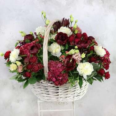 Корзина красно-белая с пионами и гортензиями