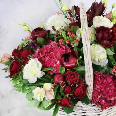 Корзина красно-белая с пионами и гортензиями