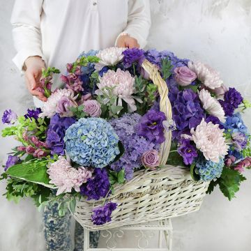 Большая фиолетовая корзина с гортензиями и хризантемами