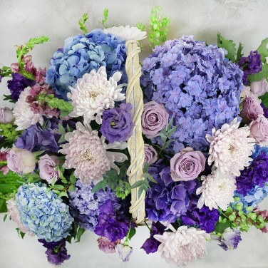 Большая фиолетовая корзина с гортензиями и хризантемами