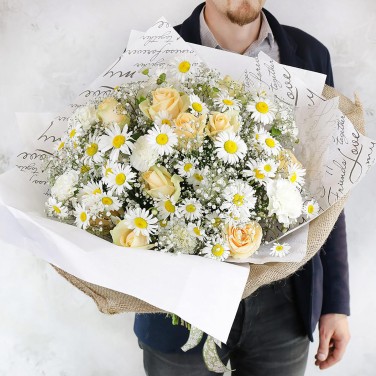 Кремовый букет из роз, ромашек и гипсофилы