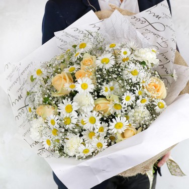 Кремовый букет из роз, ромашек и гипсофилы