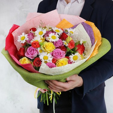 Яркий летний букет из роз и ромашек