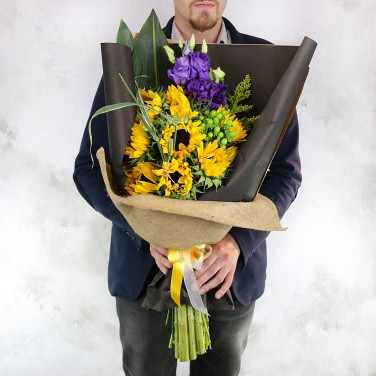 Стильный букет из подсолнухов и гиперикума