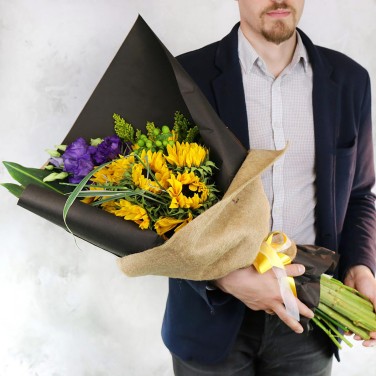 Стильный букет из подсолнухов и гиперикума