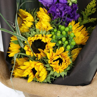 Стильный букет из подсолнухов и гиперикума