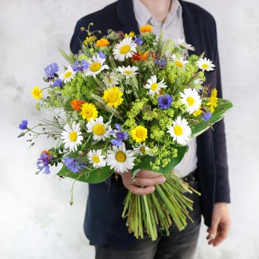 Летний букет из ромашек, васильков и зелени