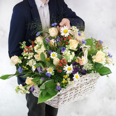 Красивая большая полевая корзина