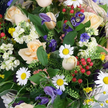 Красивая большая полевая корзина