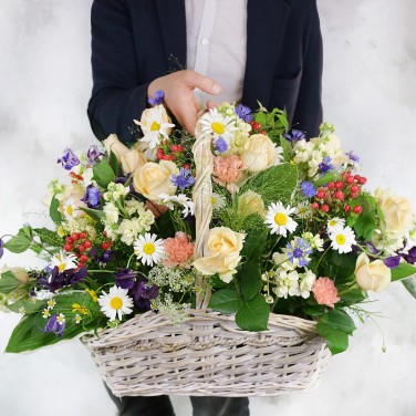 Красивая большая полевая корзина