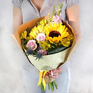 Небольшой букет с подсолнухами и эрингиумом