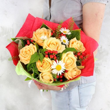 Милый букет из роз, ромашек и гиперикума