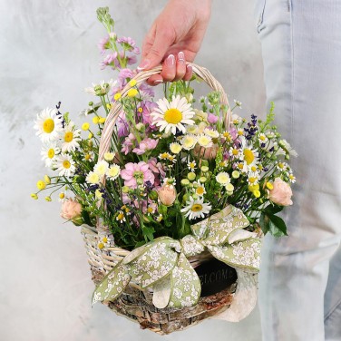 Летняя корзиночка с ромашками и маттиолами