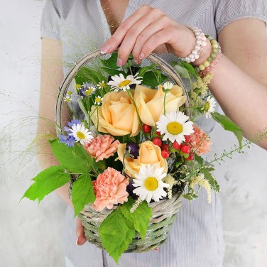 Композиция летняя в корзиночке