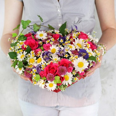 Композиция сердце из роз и ромашек