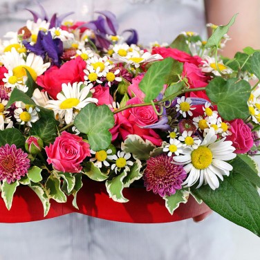 Композиция сердце из роз и ромашек