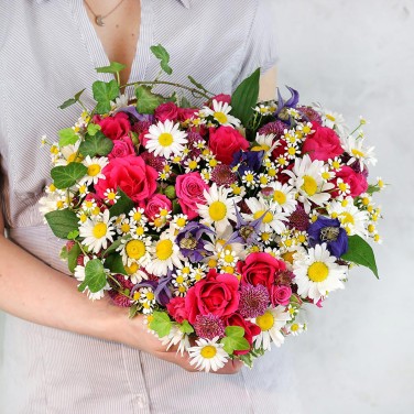 Композиция сердце из роз и ромашек