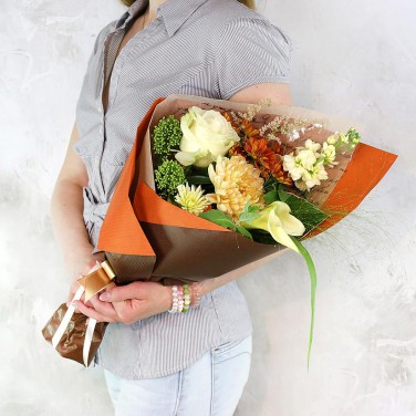 Букет из хризантем и калл