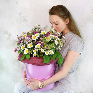 Полевой букет с ромашками в шляпной коробке