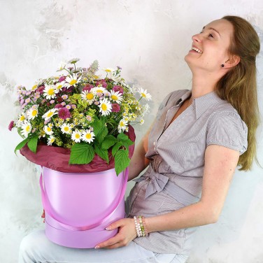 Полевой букет с ромашками в шляпной коробке